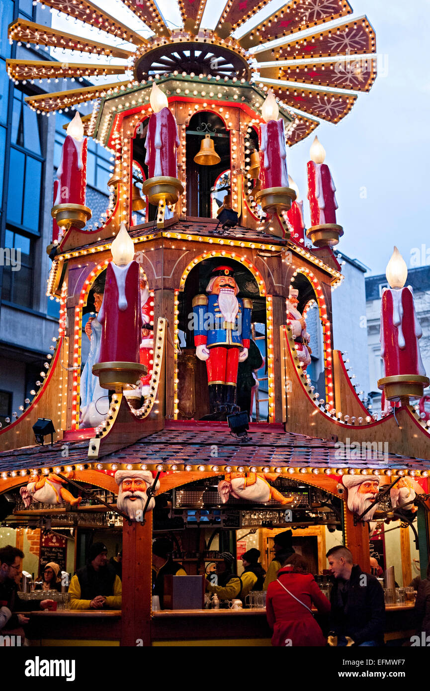 Birmingham deutsche Frankfurter Weihnachtsmarkt einer der größten in Europa. mit Bier und Geschenk Ständen alle durch die Innenstadt Stockfoto