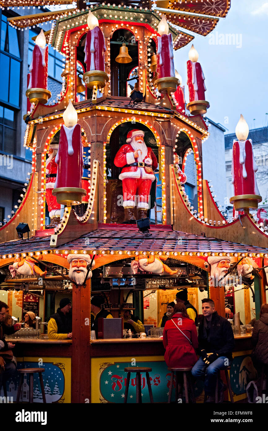 Birmingham deutsche Frankfurter Weihnachtsmarkt einer der größten in Europa. mit Bier und Geschenk Ständen alle durch die Innenstadt Stockfoto