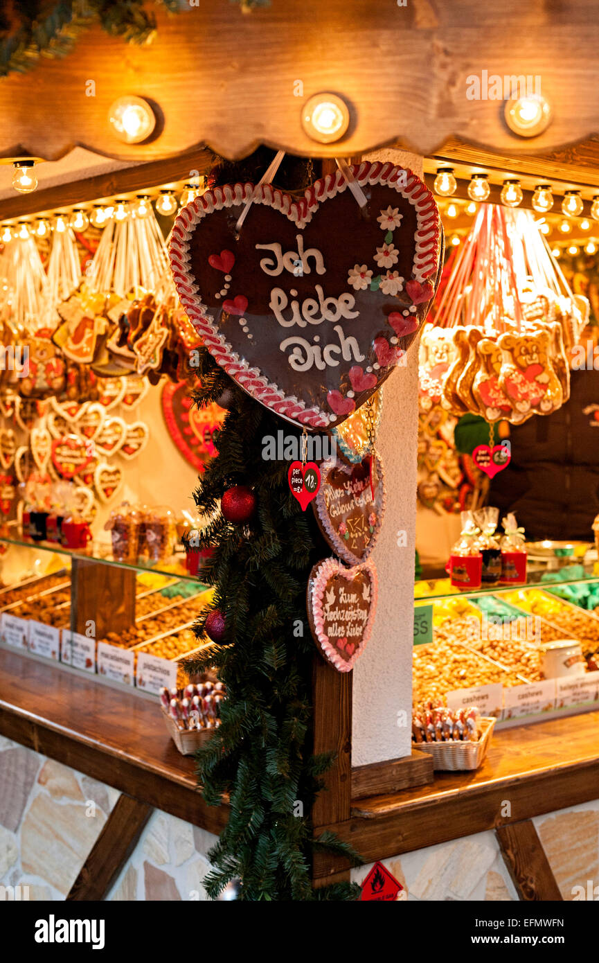 Birmingham deutsche Frankfurter Weihnachtsmarkt einer der größten in Europa. mit Bier und Geschenk Ständen alle durch die Innenstadt Stockfoto