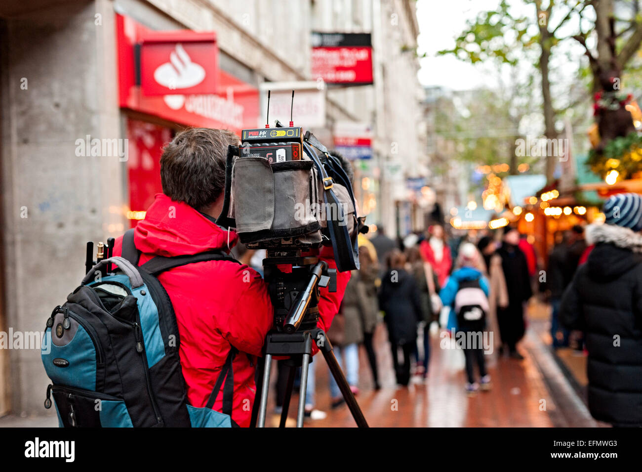 Kameramann in Birmingham Dreharbeiten ein Interview auf dem Weihnachtsmarkt Stockfoto