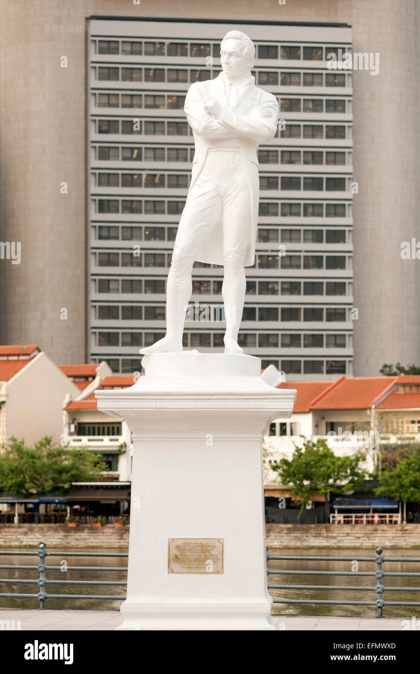 Statue von Sir Stamford Raffles am Boat Quay in Singapur. Stockfoto