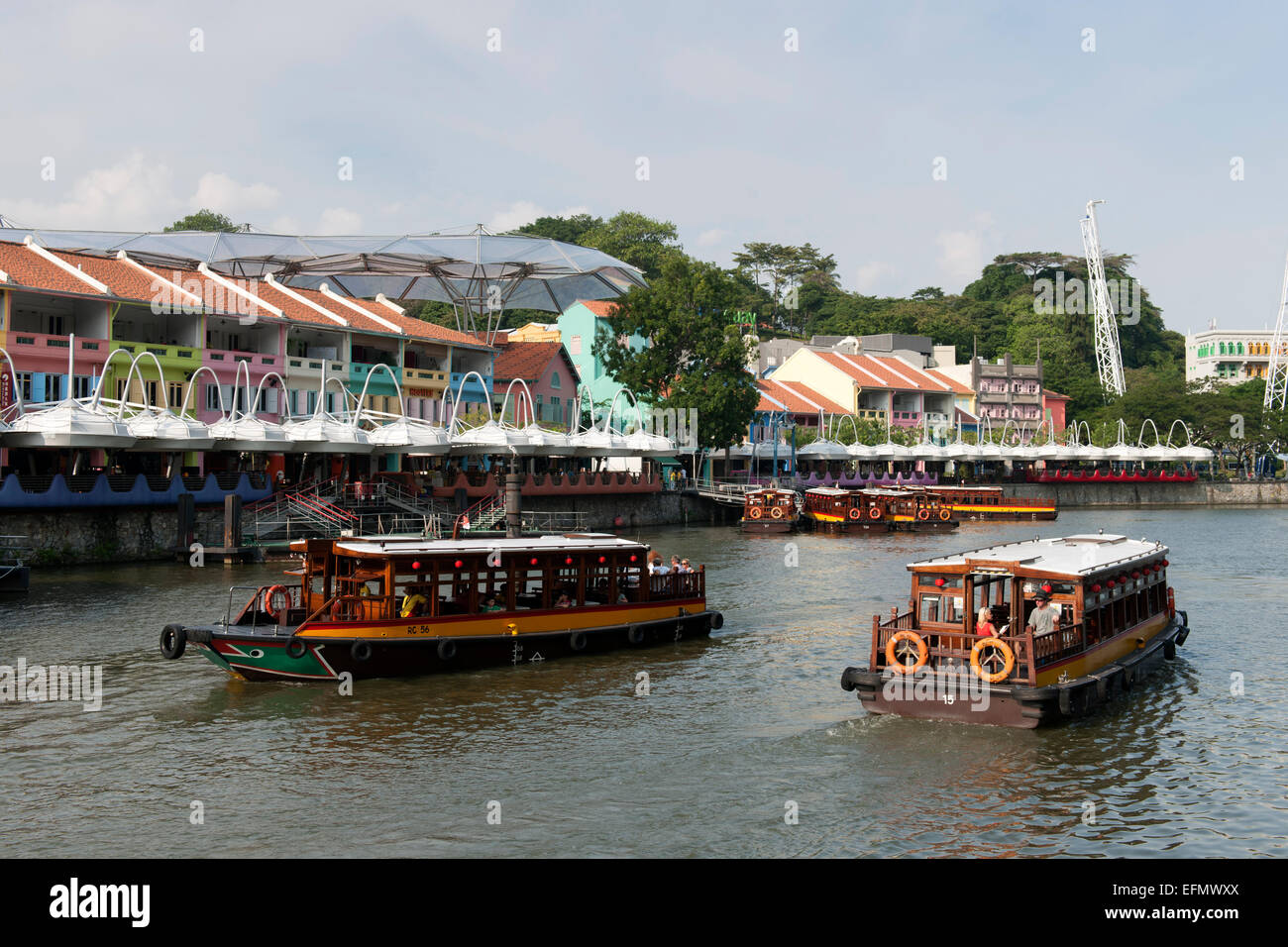 Boote auf dem Singapore River am Clarke Quay in Singapur. Stockfoto