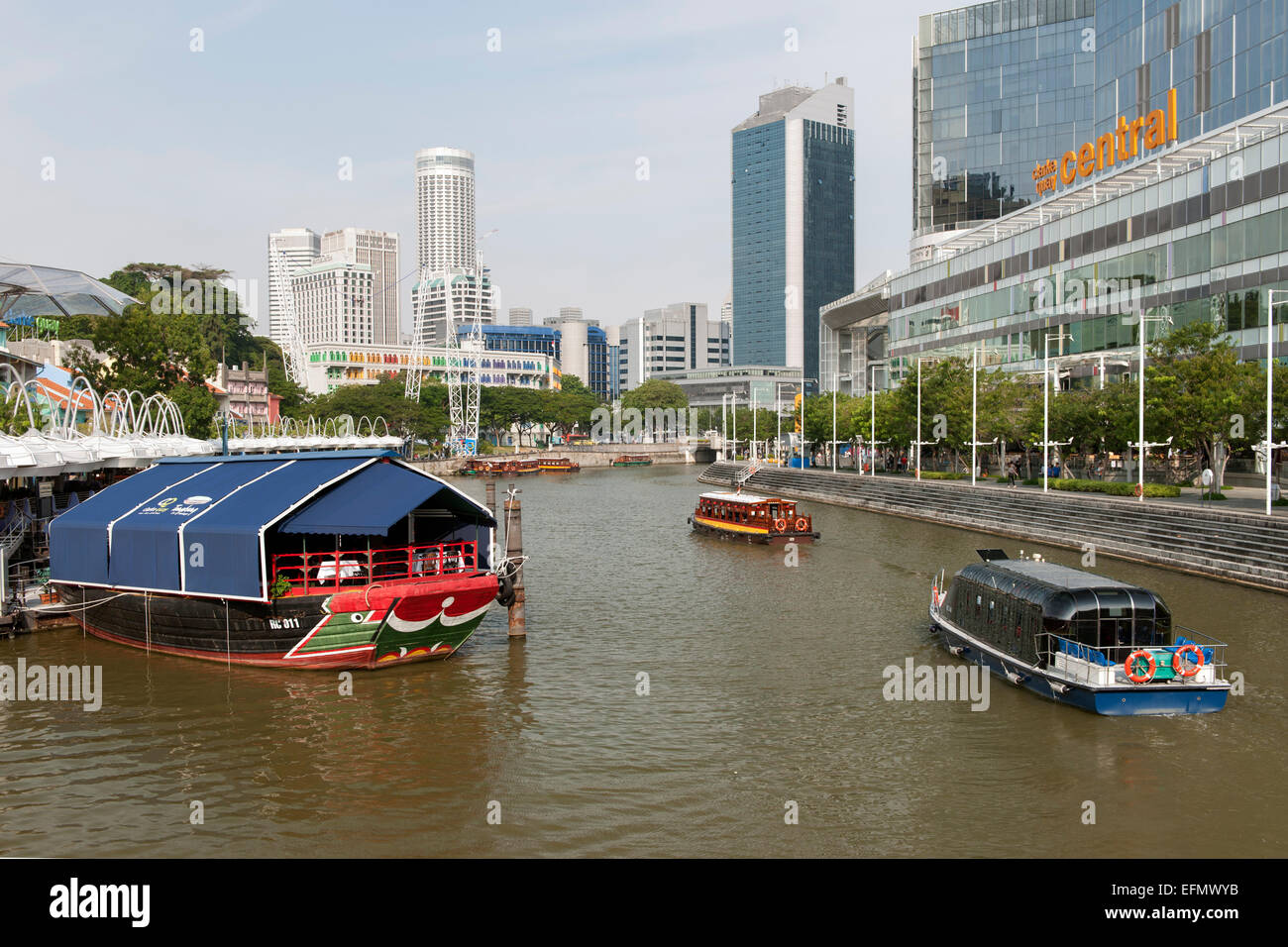 Boote auf dem Singapore River am Clarke Quay in Singapur. Stockfoto