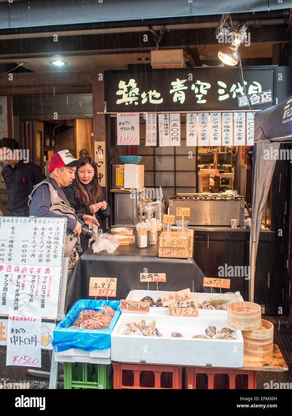 Touristen bei einem Sushi in der Nähe von Tsukiji Fischmarkt Stockfoto