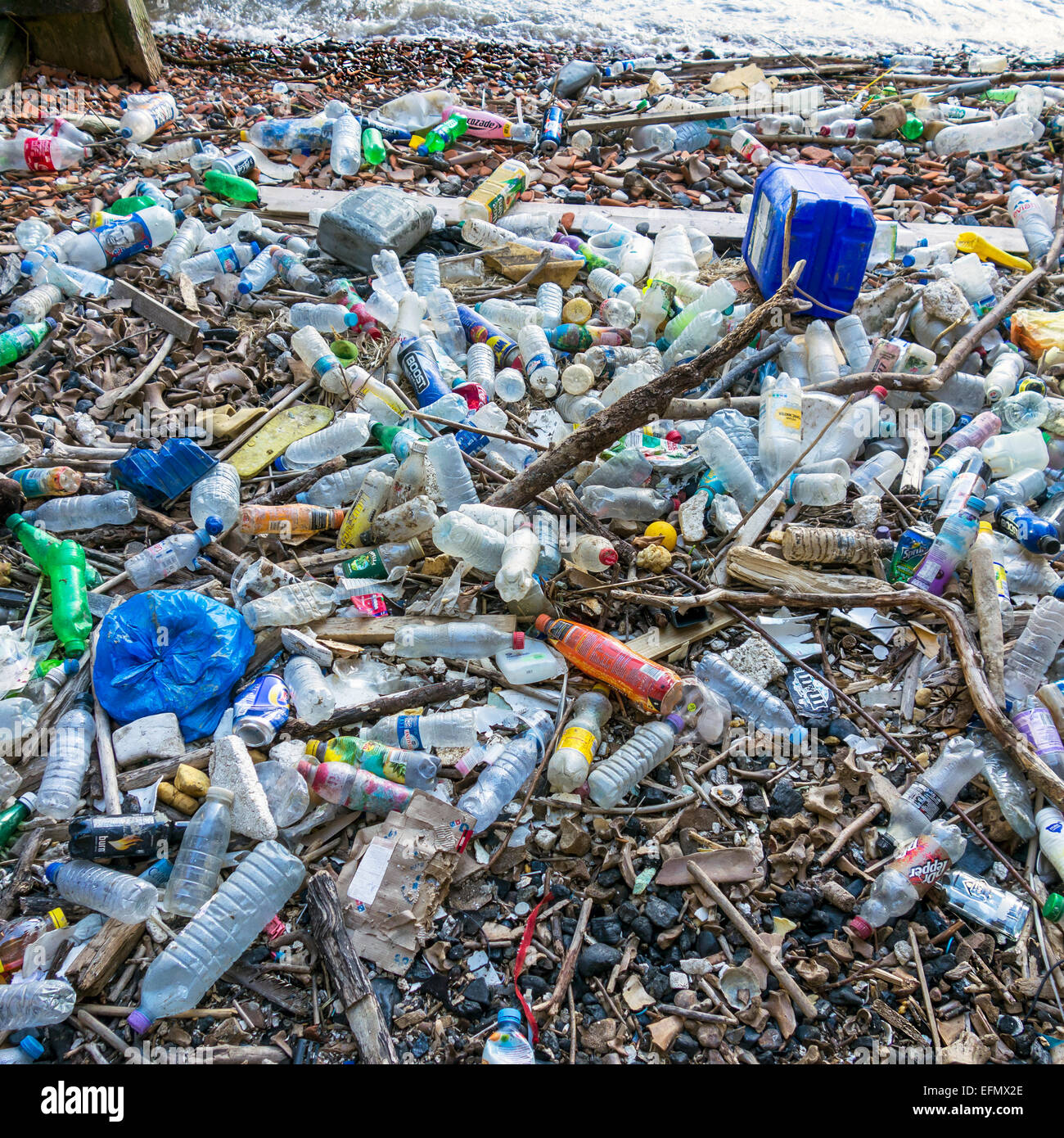 Müll Plastikflaschen gedumpten in der Themse und Angeschwemmte am Strand Stockfoto