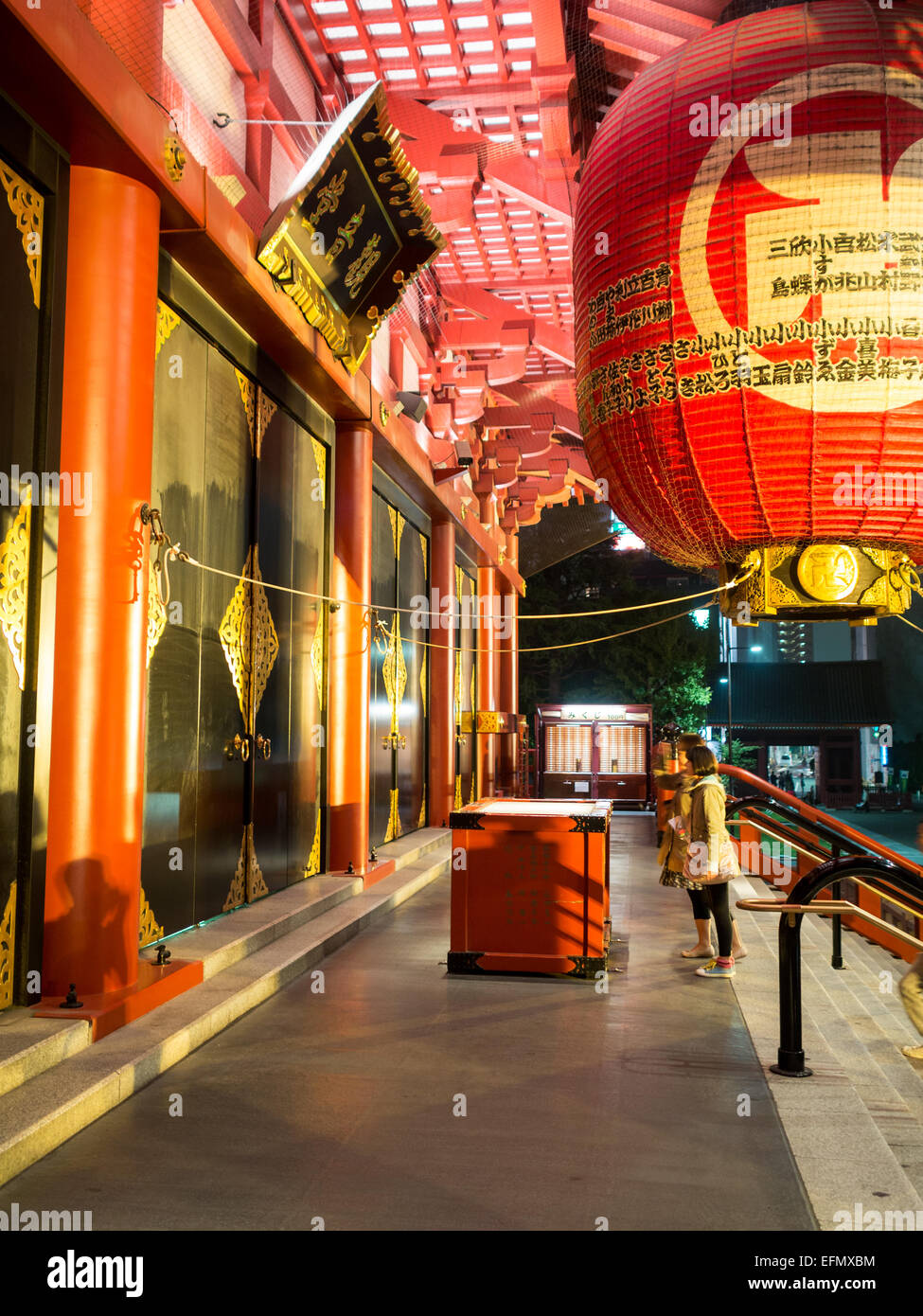 Hinsicht an Senso-Ji-Tempel in der Nacht zu bezahlen Stockfoto