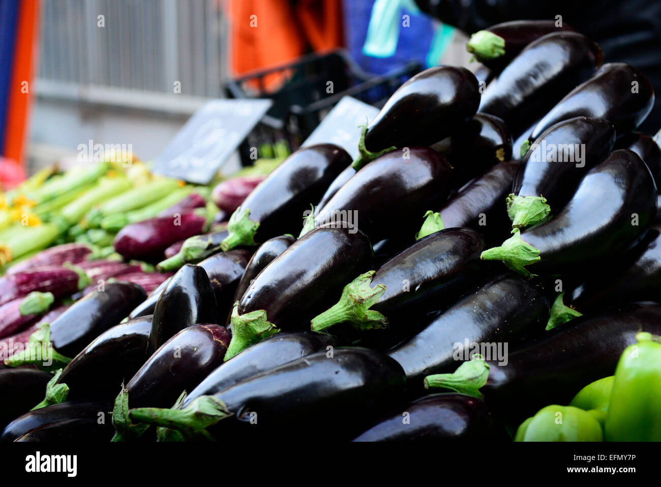 Frische Auberginen aus Kreta verkauft in den dynamischen Märkten von Athen. Stockfoto