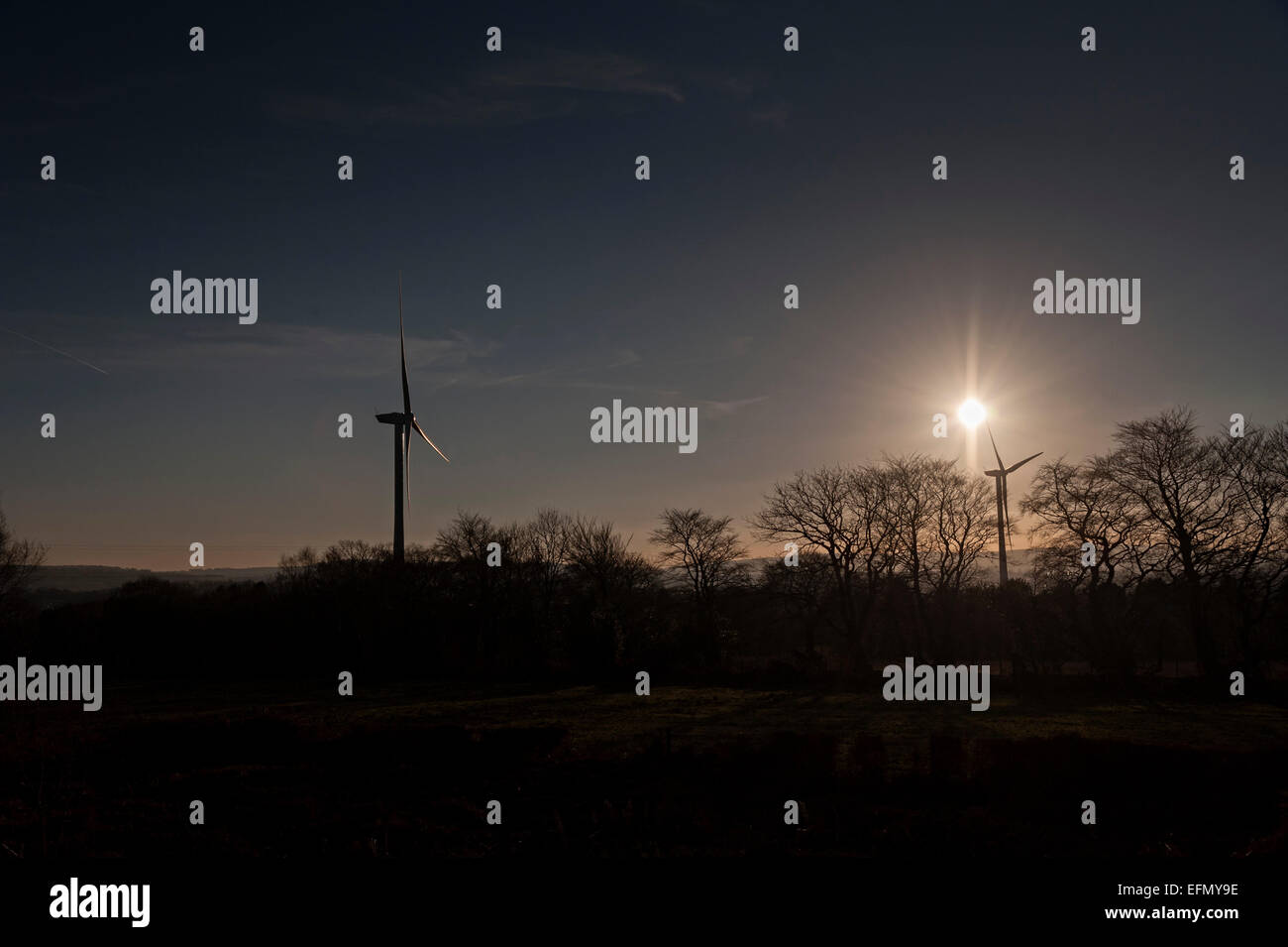 Wind Turbine Oakdale Wales Pen Y Fan Country Park über das Industriegebiet Stockfoto