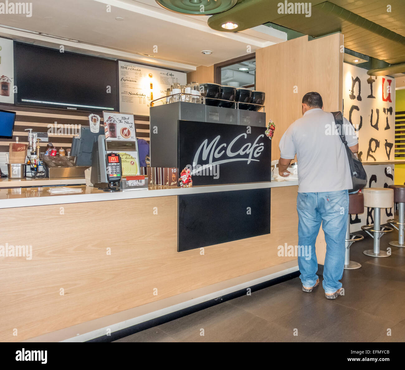 Man sammelt Kaffee in McDonalds McCafe Restaurant in Singapur Stockfoto