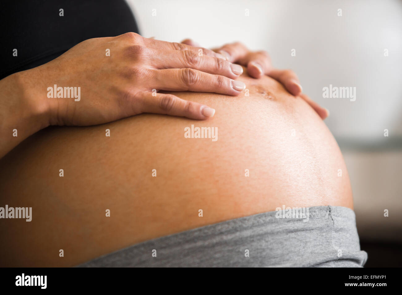 Baby-Bauch, Nahaufnahme Bild ein 8 Monate schwangere Frau mit Bauch Stockfoto