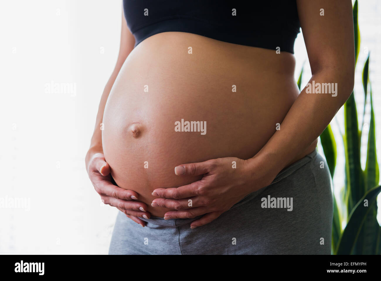 Baby-Bauch, Bild 8 Monate schwangere Frau mit Bauch bump Stockfoto