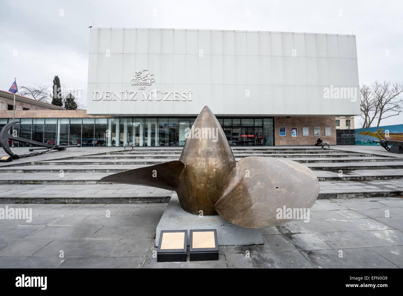 ISTANBUL, Türkei / Türkiye - der Vordereingang des neu errichteten Istanbly Naval Museum. Vor dem Gebäude des Istanbuler Navy Museums ist einer der vier großen Propeller des Kampfkreuzers TCG Yavuz zu sehen, eines türkischen Kampfkreuzers erster Klasse, der von 1912 bis 1950 in der türkischen Marine diente. Das Istanbuler Marinemuseum stammt aus mehr als einem Jahrhundert und ist heute in einem neuen zweckmäßig errichteten Gebäude am Ufer des Bosporus untergebracht. Obwohl sie angeblich auf die türkische Marinestunde bezogen sind, besteht der Kern der Sammlung aus 14 kaiserlichen Kaiques, die überwiegend aus dem 19. Jahrhundert stammen und die heute noch vorhanden sind Stockfoto