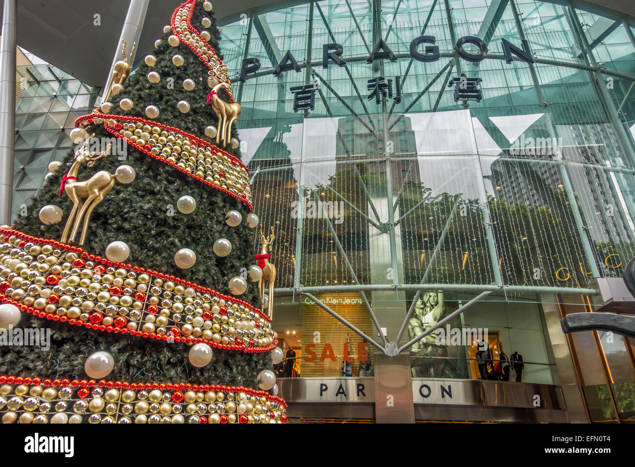 Straße Weihnachtsschmuck außerhalb Paragon Mall in Orchard Road, Singapur Stockfoto