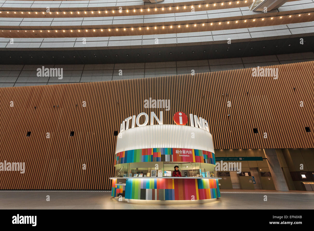 Informationsschalter am Tokyo International Forum in Yurakucho, Tokio, Japan Stockfoto