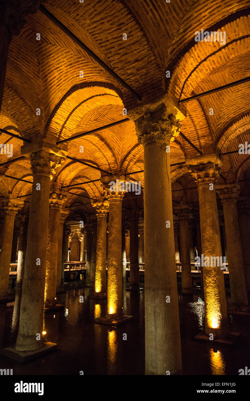 Istanbul Türkei // ISTANBUL, Türkei — die Zisterne der Basilika (auch bekannt als Yerebatan Sarnıcı) befindet sich im Stadtteil Sultanahmet auf der historischen Halbinsel Istanbuls. Die unterirdische Zisterne wurde im 6. Jahrhundert während der Herrschaft des byzantinischen Kaisers Justinian I. erbaut und ist 140 Meter (459 Fuß) lang und 70 Meter (230 Fuß) breit. Das Gebäude besteht aus 336 Marmorsäulen, die jeweils 9 Meter (30 Fuß) hoch sind und in 12 Reihen mit je 28 Säulen angeordnet sind. Die meisten Säulen weisen ionische und korinthische Architekturstile auf, einige zeigen dorische Elemente. Das Wasser war ursprünglich Stockfoto