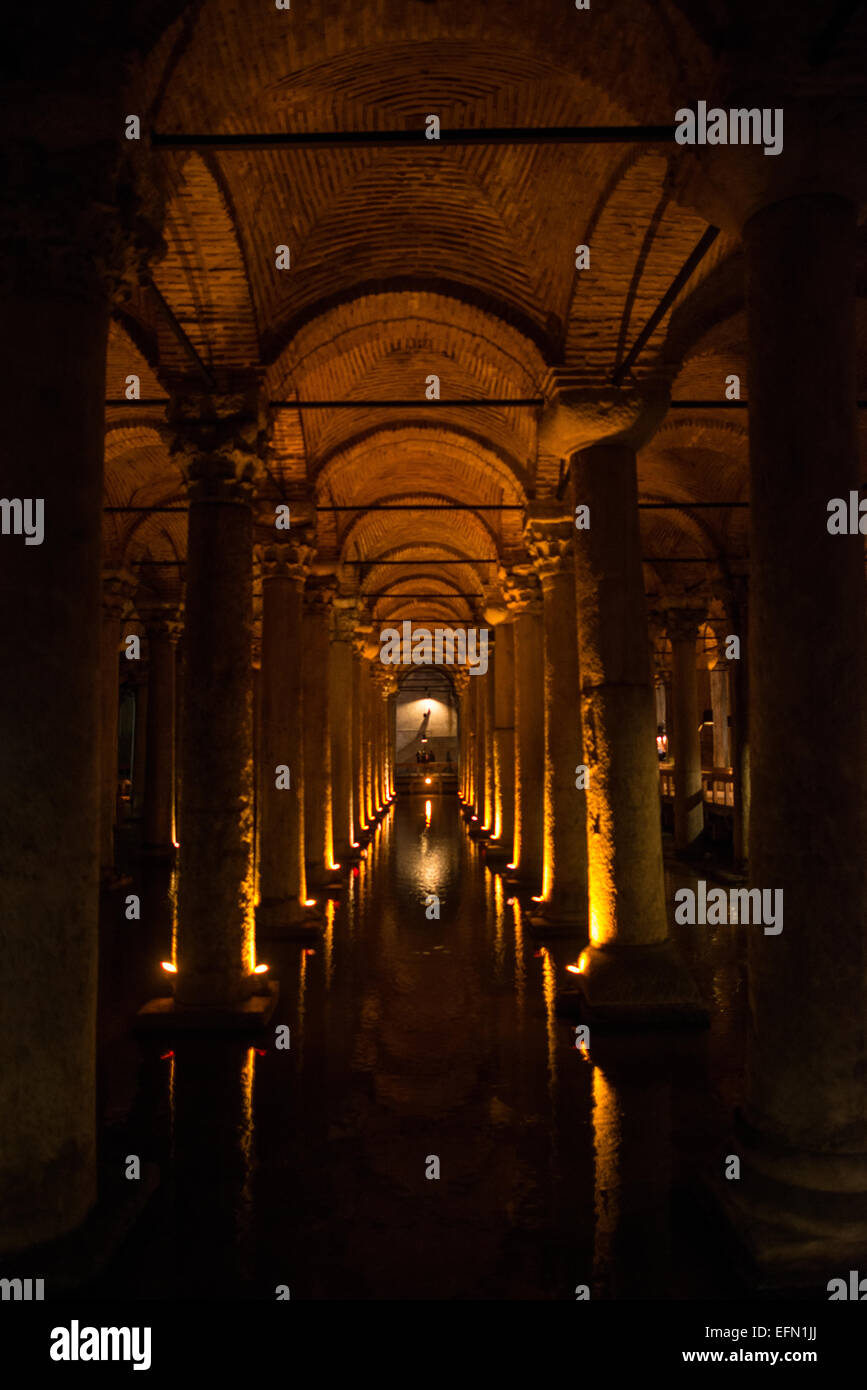 Istanbul // ISTANBUL, Türkei — die Zisterne der Basilika (auch bekannt als Yerebatan Sarnıcı) befindet sich im Stadtteil Sultanahmet auf der historischen Halbinsel Istanbuls. Die unterirdische Zisterne wurde im 6. Jahrhundert während der Herrschaft des byzantinischen Kaisers Justinian I. erbaut und ist 140 Meter (459 Fuß) lang und 70 Meter (230 Fuß) breit. Das Gebäude besteht aus 336 Marmorsäulen, die jeweils 9 Meter (30 Fuß) hoch sind und in 12 Reihen mit je 28 Säulen angeordnet sind. Die meisten Säulen weisen ionische und korinthische Architekturstile auf, einige zeigen dorische Elemente. Wasser war ursprünglich sup Stockfoto