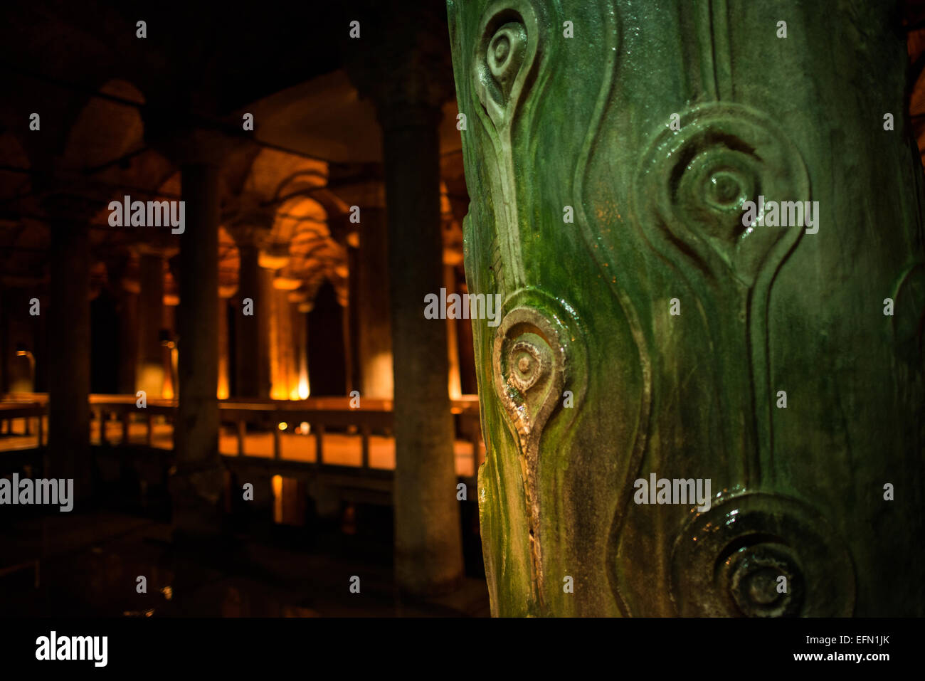 Istanbul Türkei // ISTANBUL, Türkei — die Zisterne der Basilika (auch bekannt als Yerebatan Sarnıcı) befindet sich im Stadtteil Sultanahmet auf der historischen Halbinsel Istanbuls. Die unterirdische Zisterne wurde im 6. Jahrhundert während der Herrschaft des byzantinischen Kaisers Justinian I. erbaut und ist 140 Meter (459 Fuß) lang und 70 Meter (230 Fuß) breit. Das Gebäude besteht aus 336 Marmorsäulen, die jeweils 9 Meter (30 Fuß) hoch sind und in 12 Reihen mit je 28 Säulen angeordnet sind. Die meisten Säulen weisen ionische und korinthische Architekturstile auf, einige zeigen dorische Elemente. Wasser war o Stockfoto