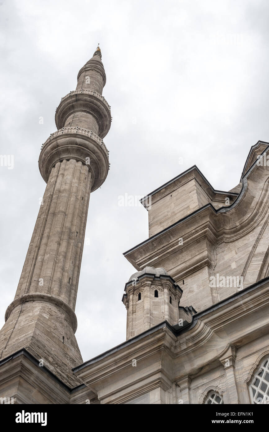 ISTANBUL, Türkei – eines der zwei Minarette der Nuruosmaniye-Moschee erhebt sich gegen den Himmel und zeigt den osmanischen Barock-Stil. Die Moschee, die 1755 während der Regierungszeit von Sultan Osman III. Fertiggestellt wurde, stellt die erste große Umsetzung barocker Elemente in der osmanischen religiösen Architektur dar. Diese markanten Minarette enthalten sowohl traditionelle islamische als auch europäische Barockelemente. Stockfoto