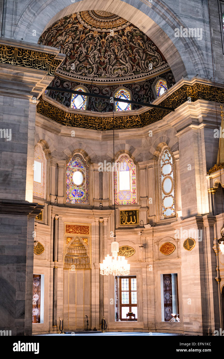 Nuruosmaniye Moschee Mihrab Istanbul // ISTANBUL, Türkei — der aufwändig geschnitzte Mihrab der Nuruosmaniye Moschee zeigt den unverwechselbaren osmanischen Barockstil, der Mitte des 18. Jahrhunderts entstand. Die 1755 unter Sultan Osman III. Fertiggestellte Moschee wurde vom griechischen Architekten Simeon Kalfa entworfen und stellt das erste große osmanische Projekt unter Leitung eines nicht-muslimischen Architekten dar. Die aufwändige Marmordekoration des Mihrab zeigt die gelungene Verschmelzung europäischer Barockelemente mit traditionellen islamischen Architekturformen. Diese Gebetsnische ist ein Beispiel für das innovative Dekorativ Stockfoto