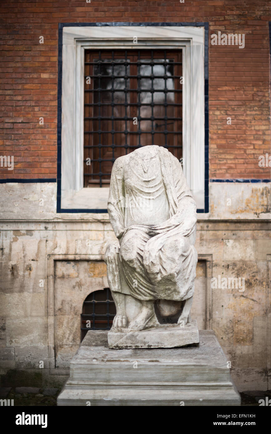 ISTANBUL, Türkei / Türkiye – Marmorstatuen und Säulen stehen in den Gärten der Istanbuler Archäologischen Museen. Die Archäologischen Museen von Istanbul, die sich in drei Gebäuden in den ursprünglich Gärten des Topkapi-Palastes in Istanbul, Türkei, befinden, sind über 1 Million Artefakte zu islamischer Kunst, historischer Archäologie des Nahen Ostens und Europas (sowie der Türkei) und ein Gebäude, das dem antiken Orient gewidmet ist. Stockfoto