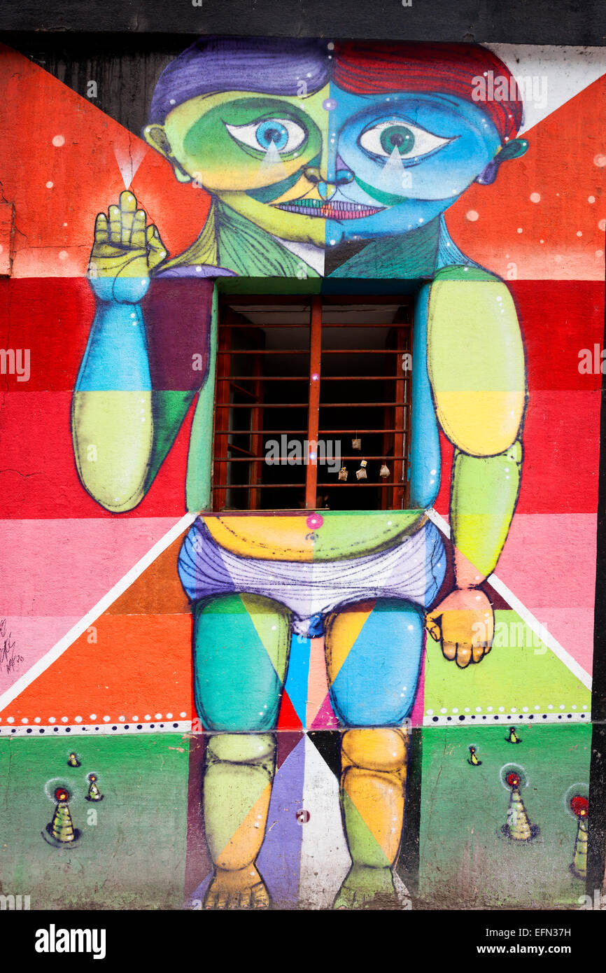 Bright Straße Kunst Wandbild eine imaginäre Kreatur in Primärfarben und geometrischen Mustern Stockfoto Bright Straße Kunst Wandbild eine imaginäre Kreatur in Primärfarben und geometrischen Mustern Stockfoto