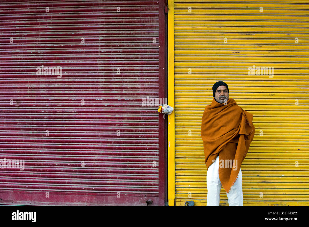 Mann, traditionelle, indische, Farbe, Kontrast, Auslöser, Ladenfronten, geschlossenen Geschäfte, Chandni Chowk, Delhi, Indien, Marktplatz Stockfoto