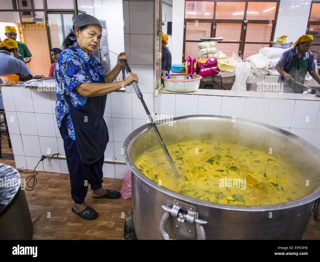 Bangkok, Bangkok, Thailand. 8. Februar 2015. Eine Frau macht eine Gemüse-Curry in der Küche vor dem gemeinsamen Essen in der Gurdwara Siri Guru Singh Sabha in Bangkok. Thailand hat eine kleine, aber einflussreiche Sikh-Gemeinde. Sikhs kamen nach Thailand, dann Siam in den 1890er Jahren. Mittlerweile gibt es mehrere tausend Thai-indische Sikh-Familien. Gurdwara Siri Guru Singh Sabha wurde 1913 gegründet. Bau des aktuellen Gebäudes, angrenzend an das Original Gurdwara ("Tor zum Guru''), begann im Jahre 1979 und wurde 1981 fertiggestellt. Die Sikh-Gemeinschaft dient eine tägliche kostenlose vegetarische Mahlzeit an der Gurdw Stockfoto