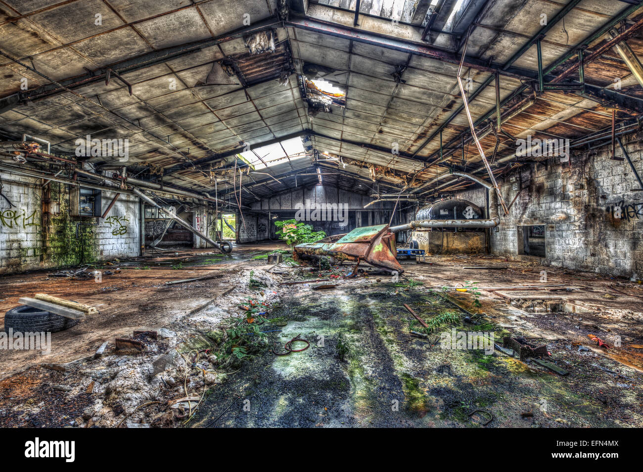 Verfallene Lager in einer verlassenen Fabrik Stockfoto