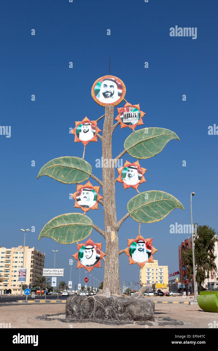 Baum mit Porträts von den Scheichs in Umm Al Quwain. 17. Dezember 2014 im Emirat Umm Al Quwain, Vereinigte Arabische Emirate Stockfoto