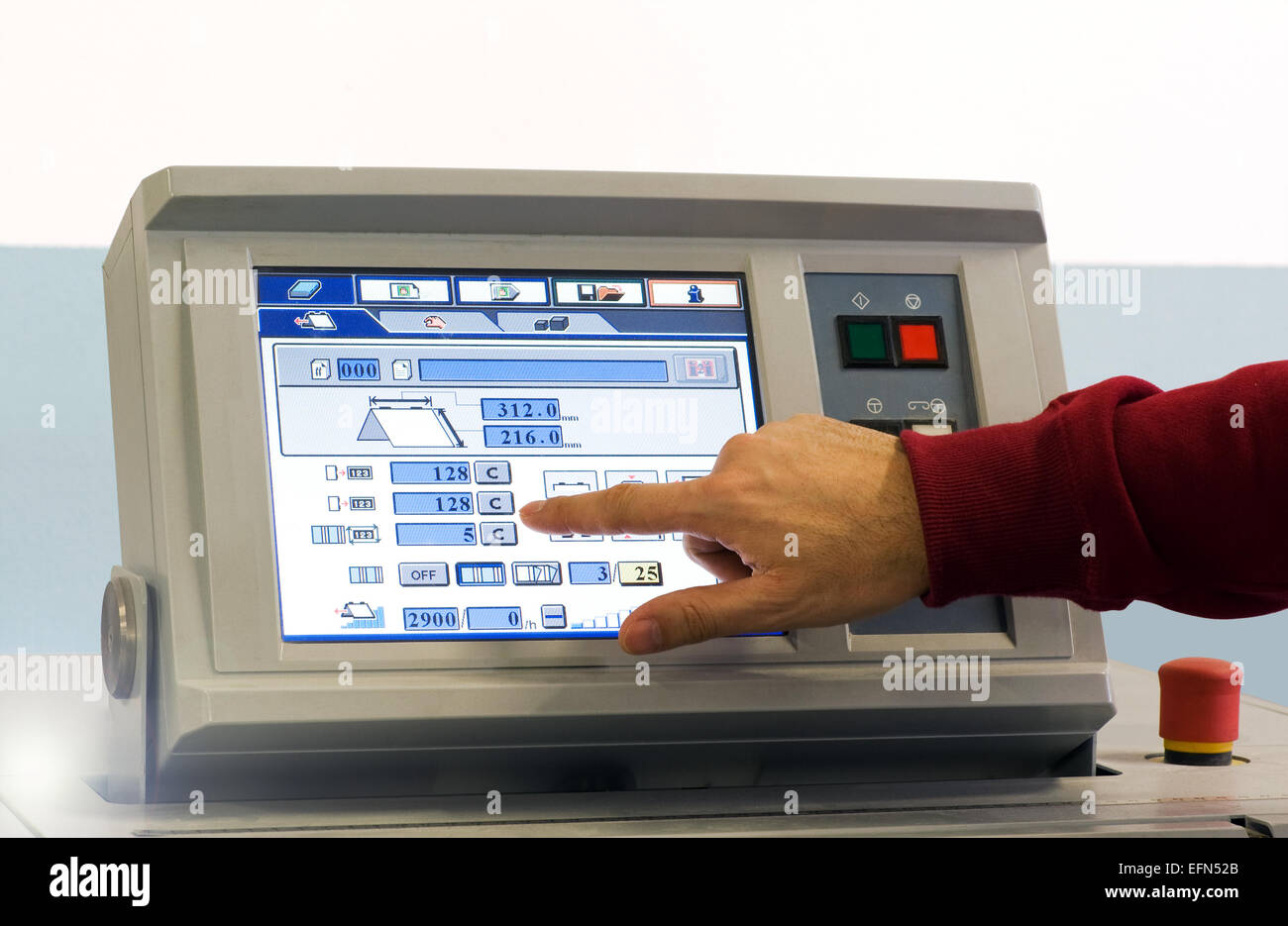 Nahaufnahme Mann Betrieb Touch Screen-Gerät am Tisch Inside the Office. Stockfoto