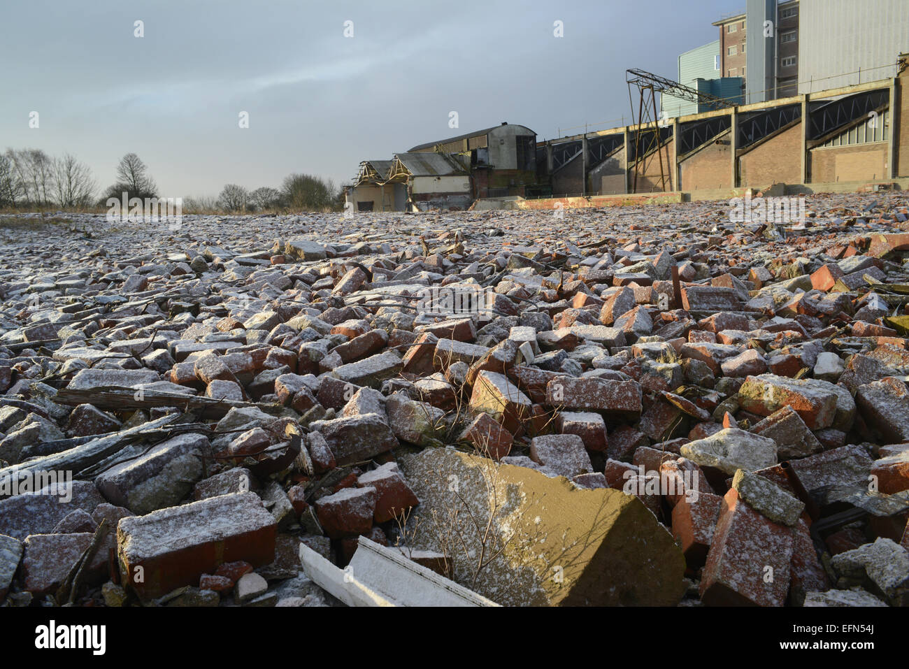 Schutthaufen auf Brachflächen und das Betriebsgebäude Winter schneebedeckt in der Nähe von Selby Yorkshire Vereinigtes Königreich Stockfoto