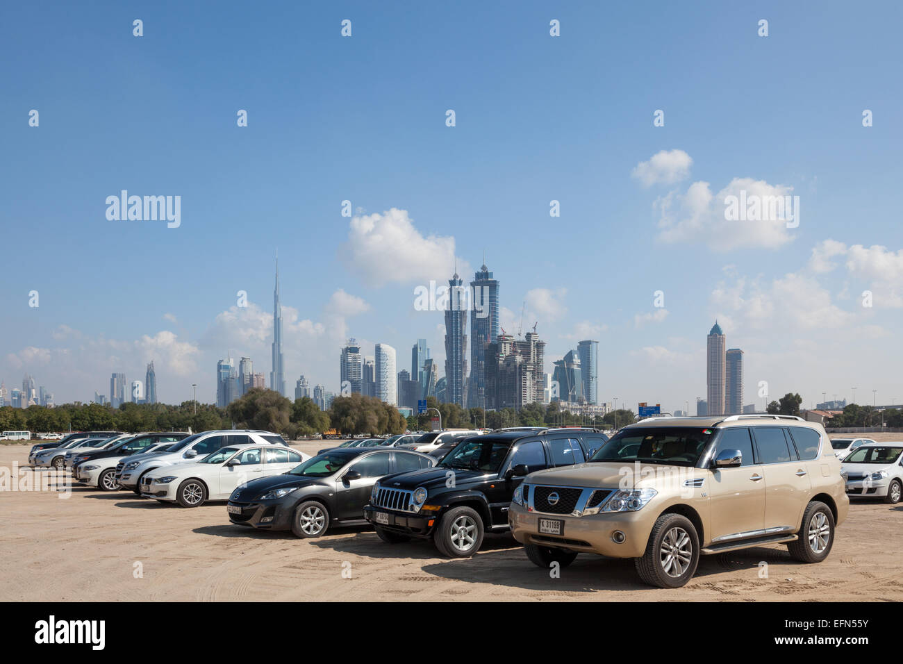 Autos auf einem Parkplatz in der Stadt Dubai Stockfoto