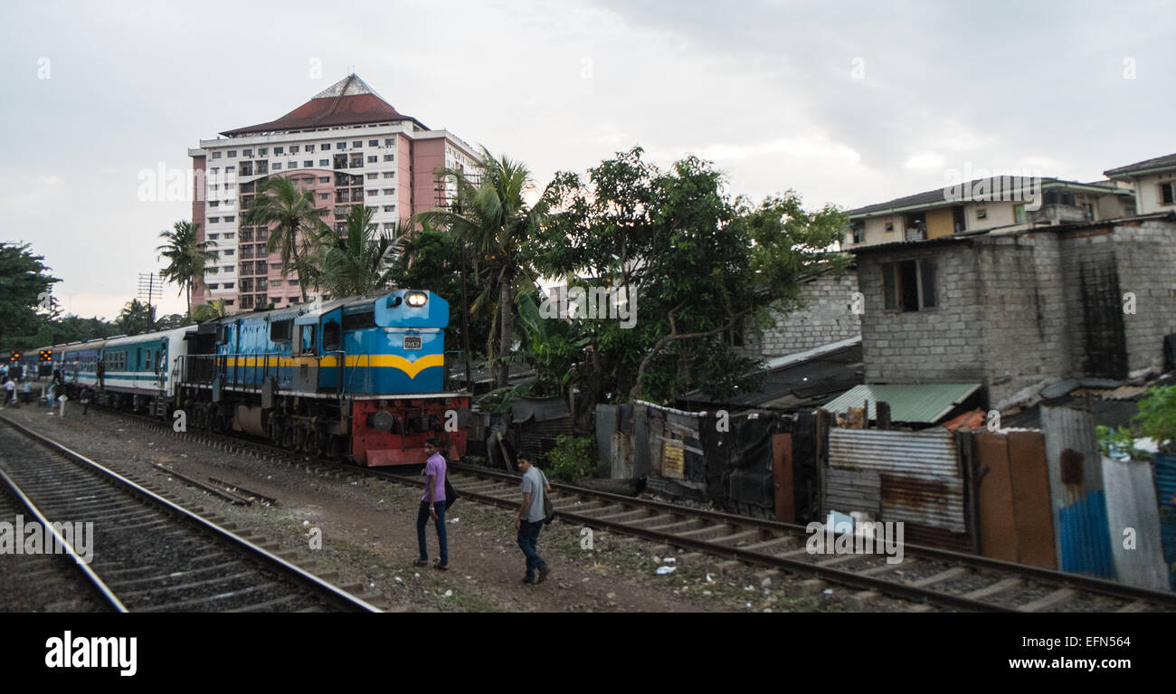 Kontrast moderne und slums lokomotive -Fotos und -Bildmaterial in hoher ...