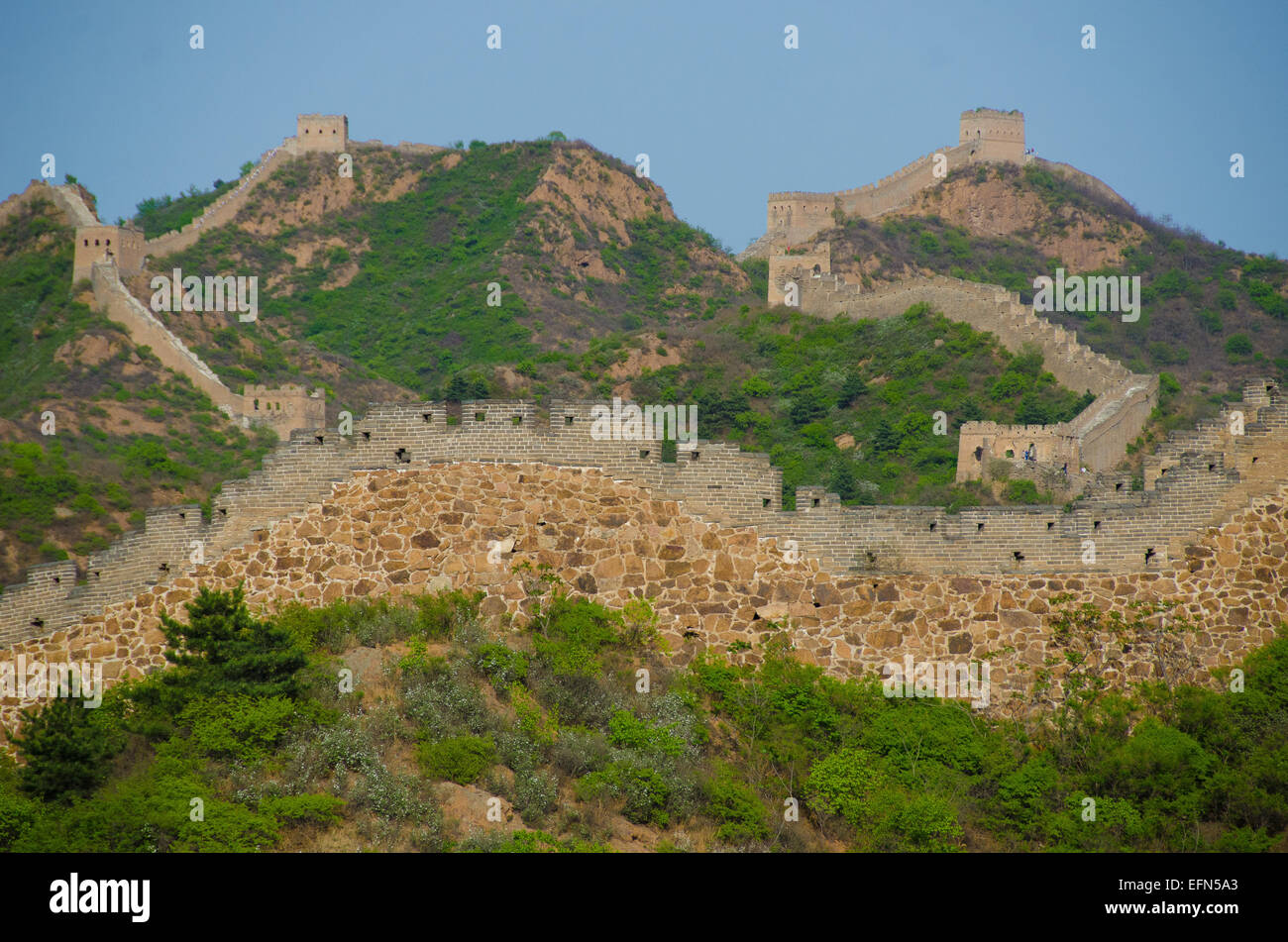 Die 2.300 Jahre alte chinesische Mauer wird von der untergehenden Sonne beleuchtet. Stockfoto
