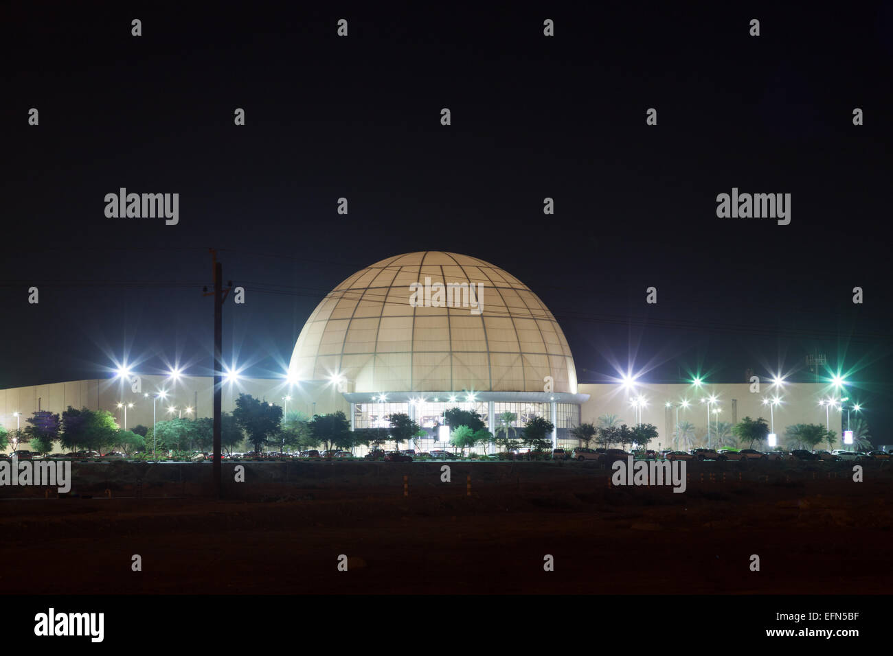Dubai Outlet Mall nachts beleuchtet. Stockfoto