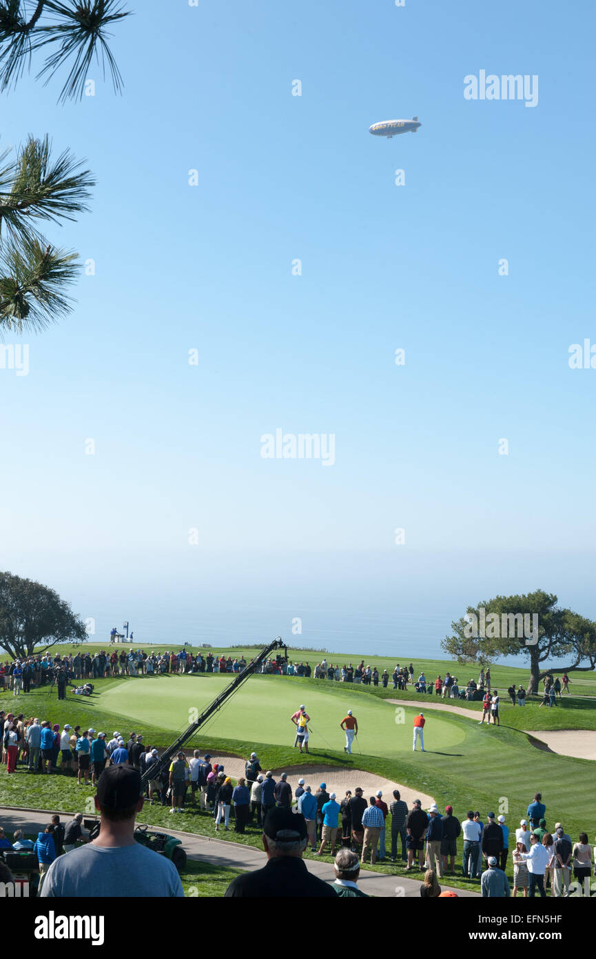 Torery Kiefern, Kalifornien, USA. 7. Februar 2015. Nick Watney putts am 5. Loch während der dritten Runde der Landwirte Insurance Open in Torrey Pines Golf Course am 7. Februar 2015 in San Diego, Kalifornien. Bildnachweis: Doug Gifford/ZUMA Draht/Alamy Live-Nachrichten Stockfoto