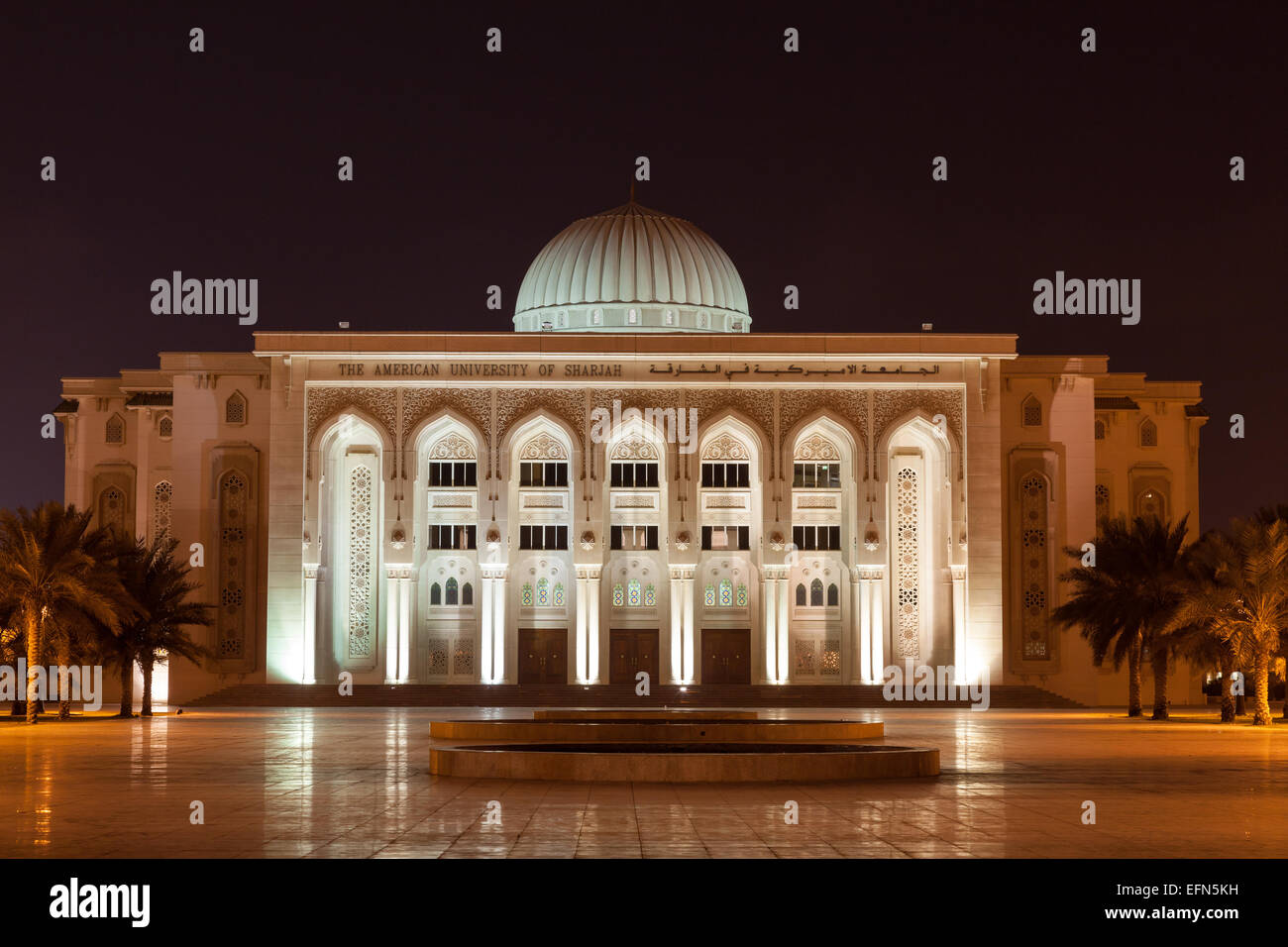 Der American University of Sharjah, die nachts beleuchtet Stockfoto