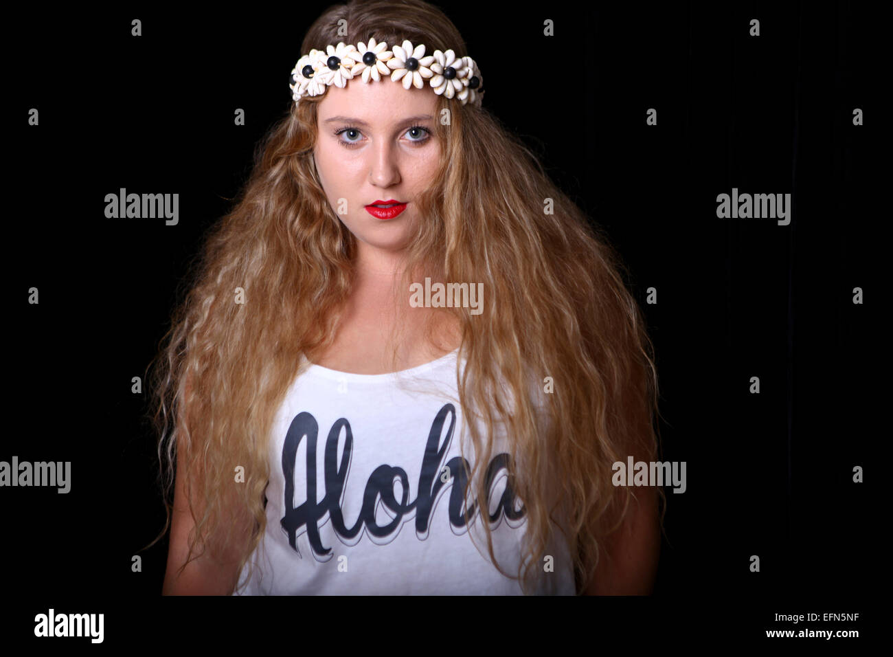 Junge weibliche Teenager mit langen blonden Haaren und einem Kranz von Blumen auf dem Kopf. Modell veröffentlicht Stockfoto