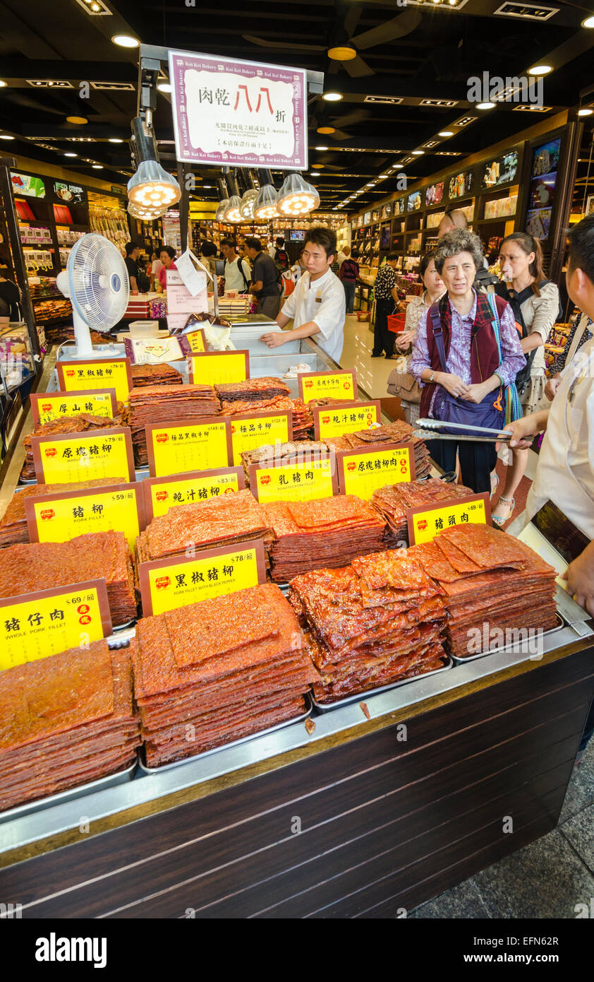 Fleisch ruckartige zum Verkauf in der geschäftigen Koi Kei Bäckerei, Macau, China Stockfoto