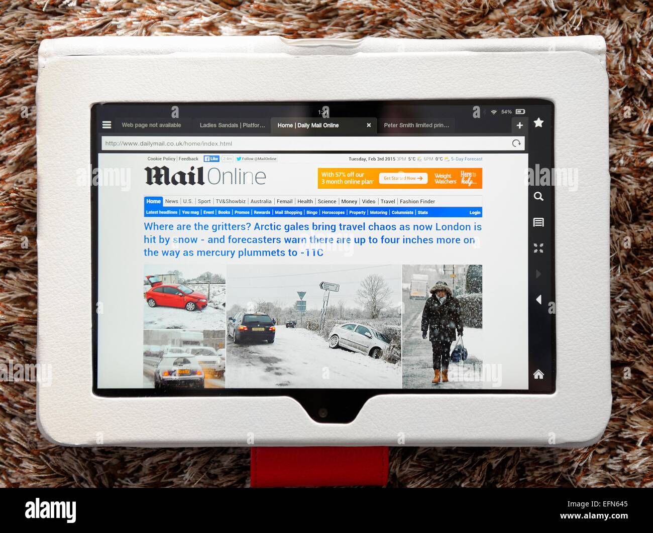 Ein Kindle Feuer genutzt, um die Online-Zeitung Daily Mail England UK anzeigen Stockfoto