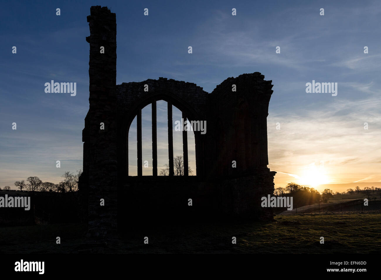 Egglestone Abtei, Barnard Castle, Teesdale, County Durham UK.  Sonntag, 8. Februar 2015. Großbritannien Wetter.  Nach einer weiteren kalten und frostigen Nacht erhellen die ersten Sonnenstrahlen des neuen Tages die Ruinen von Egglestone Abbey in der Nähe von Barnard Castle. Bildnachweis: David Forster/Alamy Live-Nachrichten Stockfoto