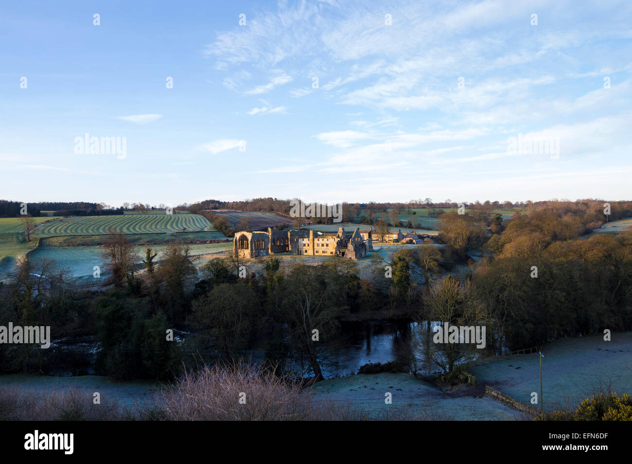 Egglestone Abtei, Barnard Castle, Teesdale, County Durham UK.  Sonntag, 8. Februar 2015. Großbritannien Wetter.  Nach einer weiteren kalten und frostigen Nacht erhellen die ersten Sonnenstrahlen des neuen Tages die Ruinen von Egglestone Abbey in der Nähe von Barnard Castle. Bildnachweis: David Forster/Alamy Live-Nachrichten Stockfoto