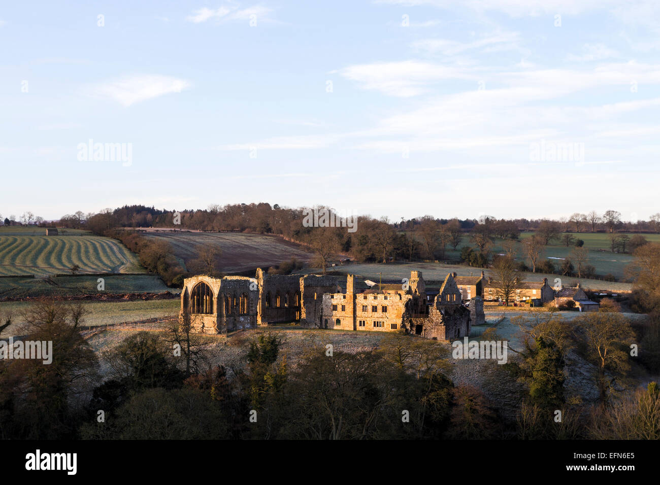 Egglestone Abtei, Barnard Castle, Teesdale, County Durham UK.  Sonntag, 8. Februar 2015. Großbritannien Wetter.  Nach einer weiteren kalten und frostigen Nacht erhellen die ersten Sonnenstrahlen des neuen Tages die Ruinen von Egglestone Abbey in der Nähe von Barnard Castle. Bildnachweis: David Forster/Alamy Live-Nachrichten Stockfoto