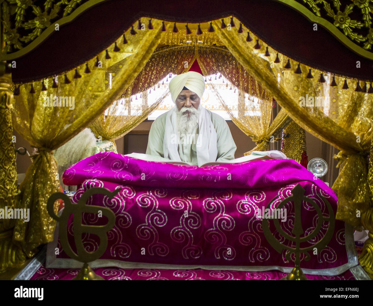 Bangkok, Thailand. 8. Februar 2015. Ein Mann studiert Sikh Texte in einem Guru Granth Sahib in der Sikh-Tempel in Bangkok. Thailand hat eine kleine, aber einflussreiche Sikh-Gemeinde. Sikhs kamen nach Thailand, dann Siam in den 1890er Jahren. Mittlerweile gibt es mehrere tausend Thai-indische Sikh-Familien. Gurdwara Siri Guru Singh Sabha wurde 1913 gegründet. Bau des aktuellen Gebäudes, angrenzend an das Original Gurdwara ("Tor zum Guru''), begann im Jahre 1979 und wurde 1981 fertiggestellt. Die Sikh-Gemeinschaft dient eine tägliche kostenlose vegetarische Mahlzeit in der Gurdwara, die jeder Gläubige Menschen offensteht und bac Stockfoto