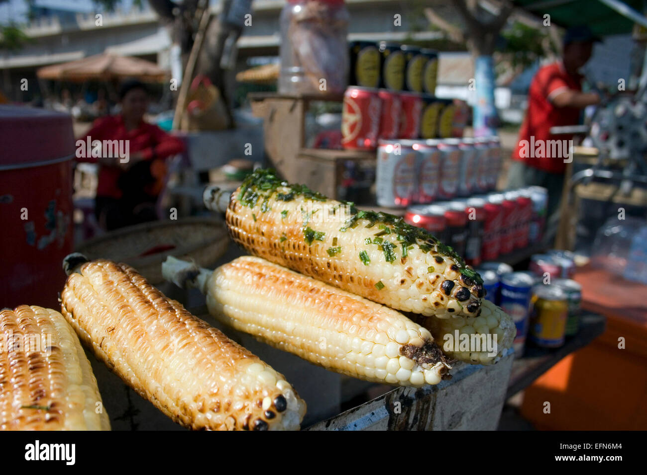 Mais ist als Straße Nahrung auf einer Stadtstraße in Kampong Cham, Kambodscha erhältlich. Stockfoto