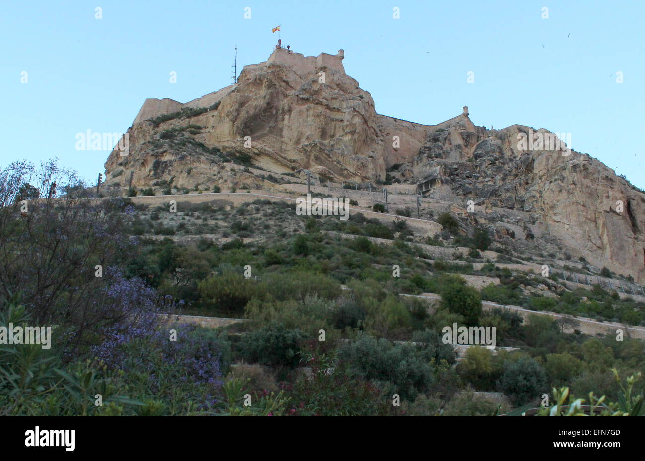 Letzten Licht des Tages am Berg Benacantil mit dem Verbot die Burg Santa Bárbara in Alicante, Valencia, Spanien Stockfoto