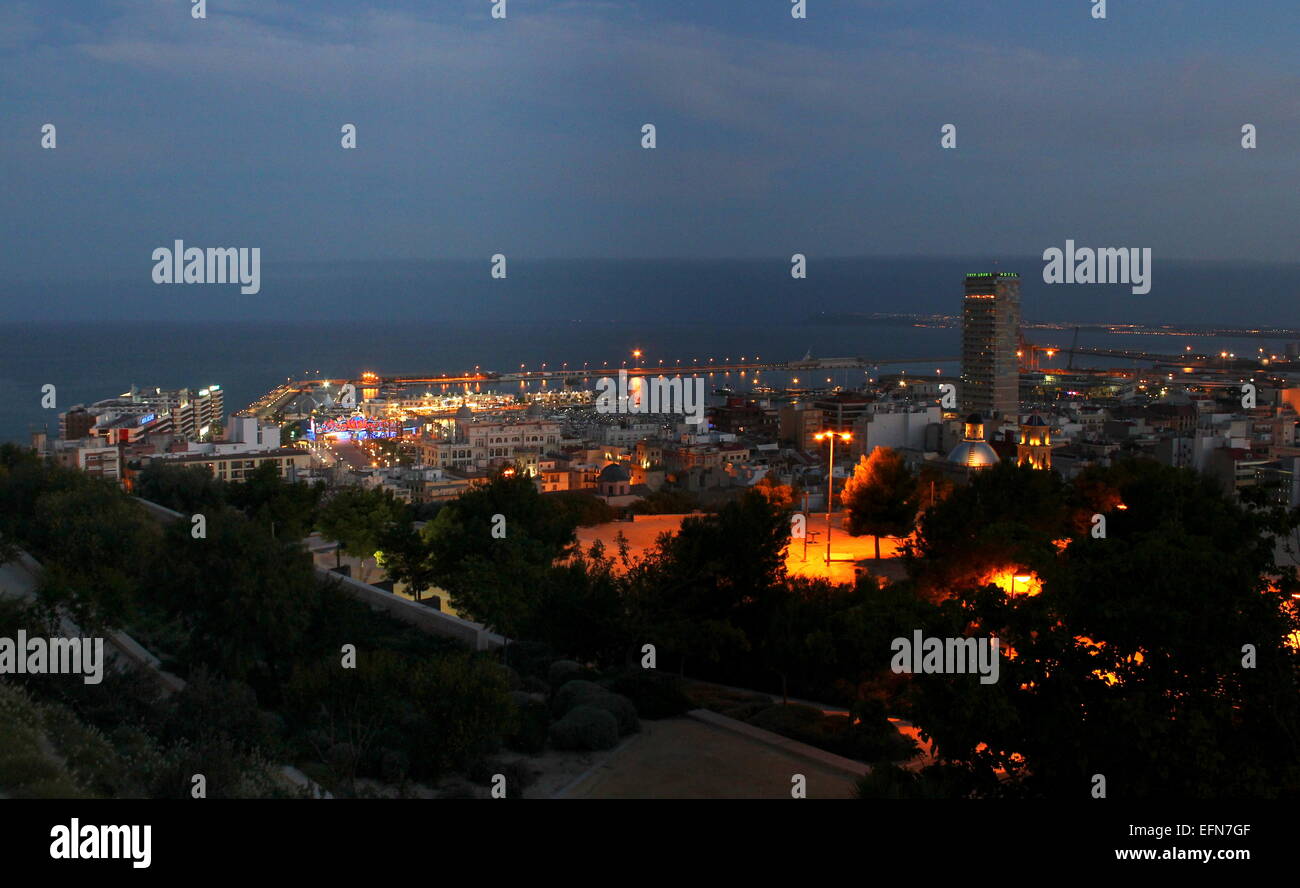 Abend-Skyline von Alicante, Spanien, mit Blick auf das Mittelmeer, Hotel Gran Sol Wolkenkratzer auf der rechten Seite Stockfoto