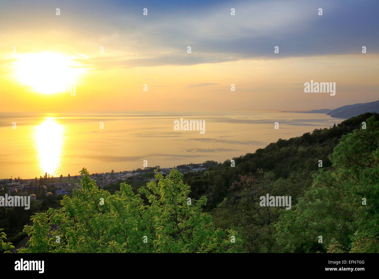 Blick auf den Sonnenuntergang von Gagra und Schwarzes Meer, Abchasien (Georgien) Stockfoto