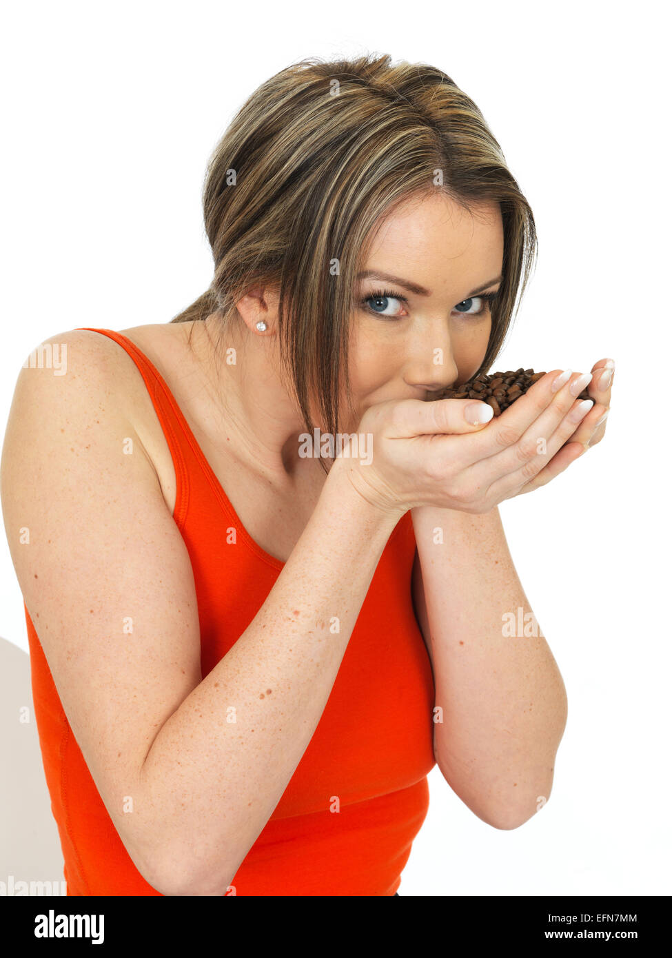 Junge attraktive Frau mit frisch gebratenen Kaffeebohnen Stockfoto