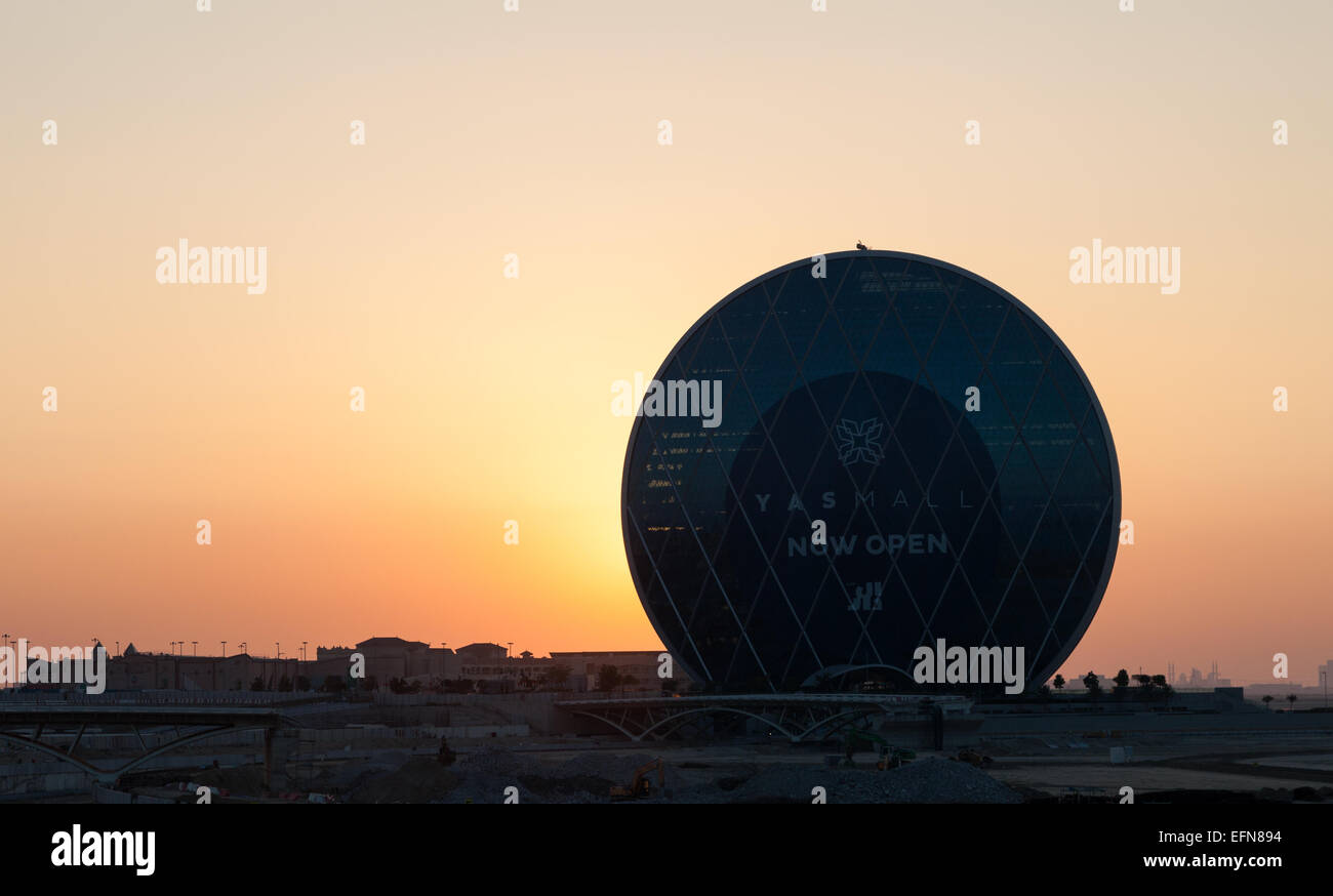 ALDAR Hauptsitz Rundbau bei Sonnenuntergang. Abu Dhabi, Vereinigte Arabische Emirate Stockfoto